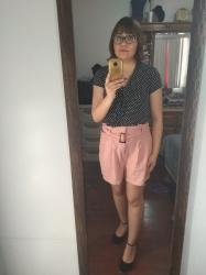 Outfit propio: Short rosa + blusa de lunares.