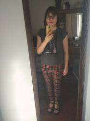 Outfit propio: Pantalón de estampado tartan + camiseta gris.