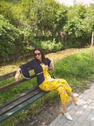 A YELLOW JUMPSUIT FOR A STROLL IN MOSTAR CITY 