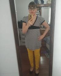 Outfit propio: Camiseta rayada + pantalones amarillos.