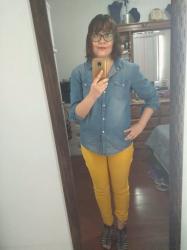 Mismo pantalón amarillo diferente blusa.