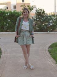 Look en verde y margaritas