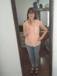 Outfit propio: Camisa sin mangas rosa + jeans.