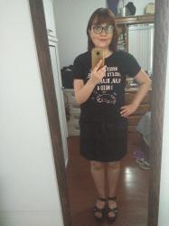 Outfit propio: Camiseta negra con frase + falda negra