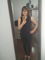 Outfit propio: Blusa negra de lazo sin mangas + jeans negros.