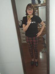 Outfit propio: Pantalón con estampado tartan + camiseta con estampado de lunas.