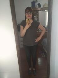 Outfit propio: Camiseta gris + jeans negros.