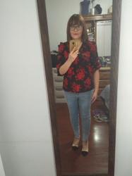 Outfit propio: Blusa bicolor + jeans deslavados.