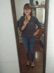 Outfit propio: Blusa de estampado de Topitos + Jeans + Zapatos bicolores.