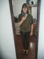 Outfit propio: Blusa verde militar + jeans negros.