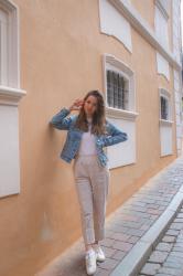 Herbst Outfit Idee – mit beiger Stoffhose, weißem Shirt und Jeansjacke – Modeblog Deutschland