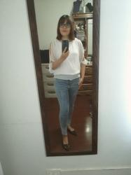 Outfit propio: Blusa blanca + jeans deslavados.