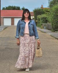 Paisley Maxi, coral and Denim - At Home With ...  - #Chicandstylish #LINKUP