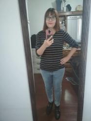 Outfit propio: Blusa de manga larga rayada + jeans deslavados.