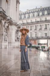 LOOK CON VESTIDO LARGO Y CHALECO ACOLCHADO EN PARÍS