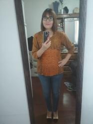 Outfit propio: Blusa naranja y jeans azul oscuro.