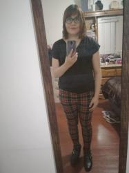 Outfit propio: Camiseta negra + pantalón de estampado tartan.