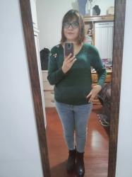 Outfit propio: Suéter verde + jeans azul claro deslavado.