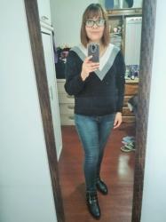 Outfit propio: Suéter con franjas de color en V + jeans.