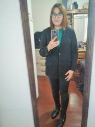Outfit propio: Suéter turquesa + pantalón de vinipiel + blazer negro.