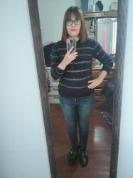 Outfit propio: Suéter negro rayado + jeans azul fuerte.