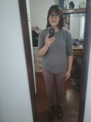 Outfit propio: Suéter gris + pantalón con estampado similar al tweed.