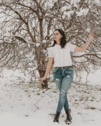 Biała koszula i jeansy. Klasyka zawsze w modzie