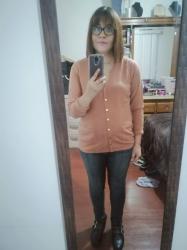 Outfit propio: Suéter rosa + jeans negros.