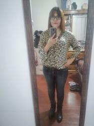 Outfit propio: Camisa satinada de animal print + jeans + blazer beige.