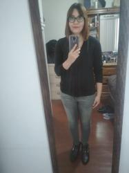 Outfit propio: Suéter negro + jeans grises.
