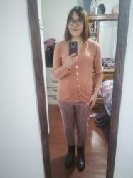  Outfit propio: Suéter rosa + pantalón con estampado similar al tweed.