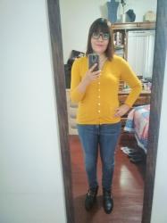 Outfit propio: Suéter o cardigan amarillo + jeans.