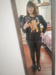 Outfit propio: Sudadera con estampado navideño + pantalón negro de polipiel.