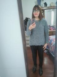 Outfit propio: Suéter gris + jeans negros.