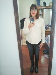 Outfit propio: Suéter blanco + jeans negros.