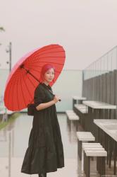 OOTD | ブラックドレスと赤い傘