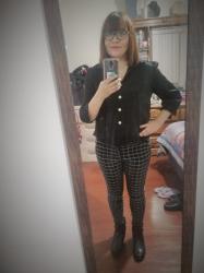 Outfit propio: Camisa negra + pantalón negro a cuadros.