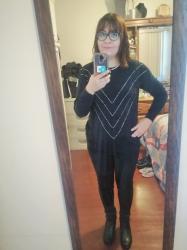 Outfit propio: Suéter negro con pedrería en V + jeans negros.