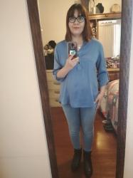 Outfit propio: Blusa azul satinada + jeans azul bajito.