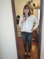 Outfit propio: Camisa blanca + jeans+ blazer beige.