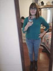 Outfit propio: Suéter turquesa + jeans azul claro y maquillaje.