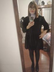 Outfit propio: Vestido negro de terciopelo y maquillaje.