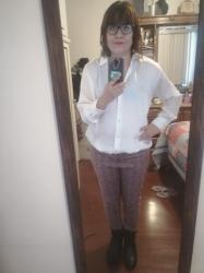 Outfit propio: Camisa blanca satinada + pantalón con estampado similar al tweed.