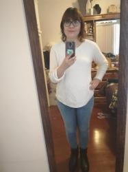 Outfit propio: Suéter blanco + jeans azul claro.