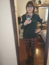 Outfit propio: Suéter verde con agujeros + pantalón con estampado tartan.