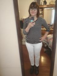 Outfit propio: Blusa de manga larga rayada + jeans blancos.