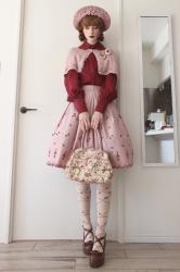 
I know my normal lolita style tends to be more on the elegant...