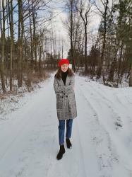 płaszcz w kratkę & czerwony beret zimą 