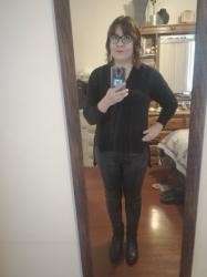Outfit propio: Suéter negro + pantalón negro de polipiel + blazer beige.