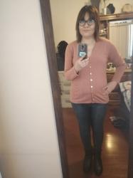 Outfit propio: Cardigan rosa + jeans azul oscuro.